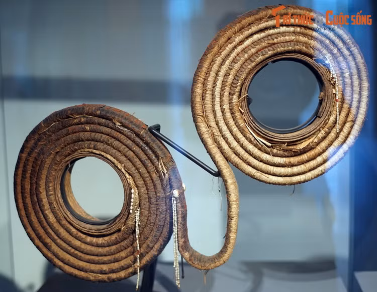 Tevau - cuộn tiền làm từ sợi thực vật, vỏ ốc, hạt cây, lông chim (đã sờn, bong theo thời gian) của cư dân quần đảo Santa Cruz, Solomon. Đây là vật phẩm trao đổi quan trọng, đặc biệt là làm sính lễ khi cưới, được dùng như tiền tệ cho đế thập niên 1970. Hiện vật khi còn nguyên vẹn có 50.000 chiếc lông màu đỏ của loài chim hút mật Myzomela cardinalis.