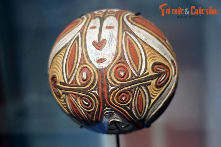 Bát làm từ đất nung, tô phẩm màu của người Sawos, trung lưu sông Sepik, Papua New Guinea. Loạt bát này dùng để đựng thức ăn, nhất là bột cọ sago. Chúng được dùng làm vật phẩm trao đổi trên toàn vùng trung lưu sông Sepik.