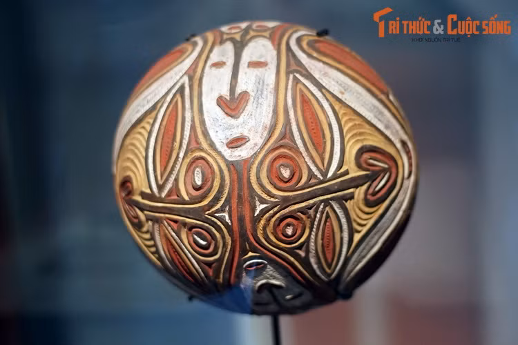 Bát làm từ đất nung, tô phẩm màu của người Sawos, trung lưu sông Sepik, Papua New Guinea. Loạt bát này dùng để đựng thức ăn, nhất là bột cọ sago. Chúng được dùng làm vật phẩm trao đổi trên toàn vùng trung lưu sông Sepik.