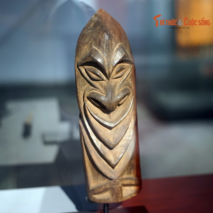 Tấm điêu khác goge (phiên bản hiện đại), dùng để bày trong nghi lễ thành đinh ở Papua New Guinea. Đây là một nghi lễ quan trọng của nam giới, đánh dấu bước chuyển từ trẻ em lên người trưởng thành, thường dành cho các bé trai 8-10 tuổi.