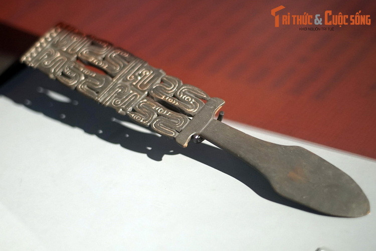 Dụng cụ phết vôi ăn trầu, được dùng trong lễ thành đinh ở Papua New Guinea. Nghi lễ này diễn ra ngoài làng, phụ nữ và trẻ em không được tham dự. Người thụ lễ phải tuân thủ nhiều cấm kỵ, ăn kiêng, và được khứa lên cơ thể để tạo "sẹo cá sấu" - phỏng theo linh vật của vùng đất.