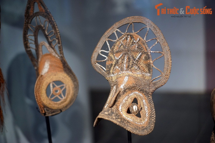 Mặt nạ làm bằng dây mây, phẩm màu của người Abelam ở Wombum, trung lưu sông Sepik, Papua New Guinea. Loại mặt nạ này được dùng để trang trí trên những củ mài lớn trong lễ hội củ mài. Đây là loại củ có vai trò rất quan trọng trong đời sống của người Abelam.