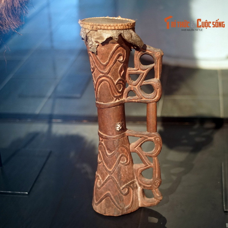 Trống một mặt, làm từ gỗ và da kỳ đà, vật phẩm trong nhà đàn ông của người Asmat, phía Tây đảo New Guinea, Indonesia. Ở đảo New Guinea, các hoạt động cộng đồng và nghi lễ đều do đàn ông đã thành đinh bàn bạc và tổ chức ở nhà đàn ông.