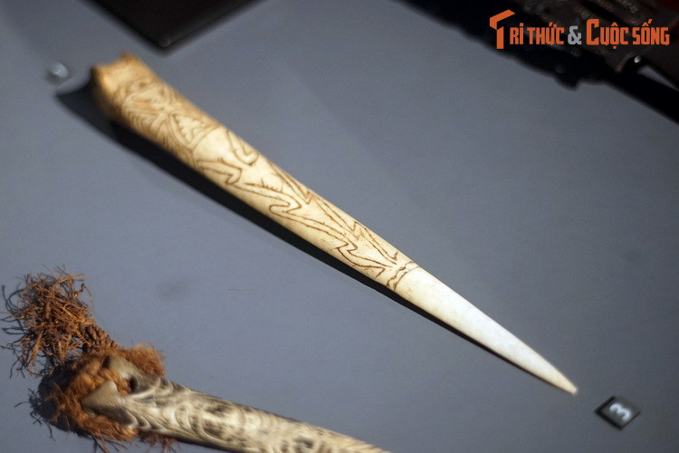 Dao nghi lễ làm bằng xương chim đà điều đầu mào. Trong lễ thành đinh, người thụ lễ đẹo loại dao xương chim và được tặng vài chiếc lông của loài chim biểu trưng này. Từ nay họ sẽ là con người mới, được tham gia các hoạt động cộng đồng.