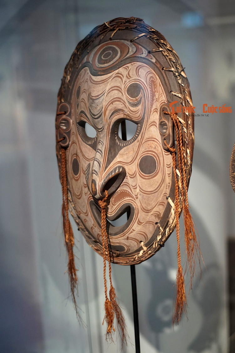 Mặt nạ làm từ gỗ, tre, sợi thực vật, phẩm màu của người Iatmul, khu vực trung lưu sông Sepik, Papua New Guinea. Các họa tiết trên mặt nạ thể hiện mô-típ trang trí thường thấy trên mặt tiền nhà của những người đàn ông - loại hình kiến trúc nổi tiếng của các bộ tộc châu Đại Dương.