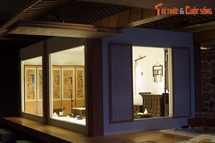 Vào tháng 12/2022, Bảo tàng Dân tộc học Việt Nam đã khai mạc trưng bày “Phòng Hàn Quốc: Truyền thống và Hiện đại”. Tại đây, cuộc sống truyền thống của người Hàn Quốc thời Joseon (1392 – 1910) đã được tái hiện thông qua mô hình hanok (nhà truyền thống) sinh động.