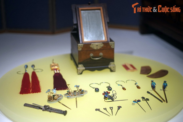 Các vật dụng của người phụ nữ trong phòng anbang: Hộp trang điểm và các loại hoa tai, lược, trâm cài tóc, dây đeo trang trí, dao nhỏ đeo bên mình để phòng thân..