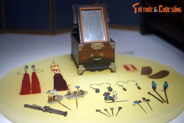 Các vật dụng của người phụ nữ trong phòng anbang: Hộp trang điểm và các loại hoa tai, lược, trâm cài tóc, dây đeo trang trí, dao nhỏ đeo bên mình để phòng thân..