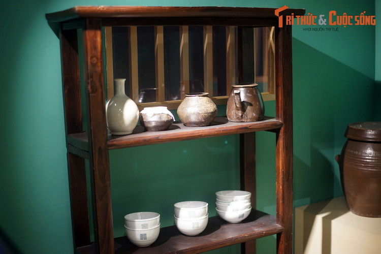 Chiếc chạn, dụng cụ dùng để cất chén, bát trong bếp.