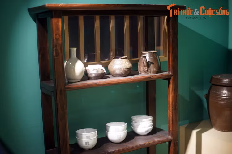 Chiếc chạn, dụng cụ dùng để cất chén, bát trong bếp.