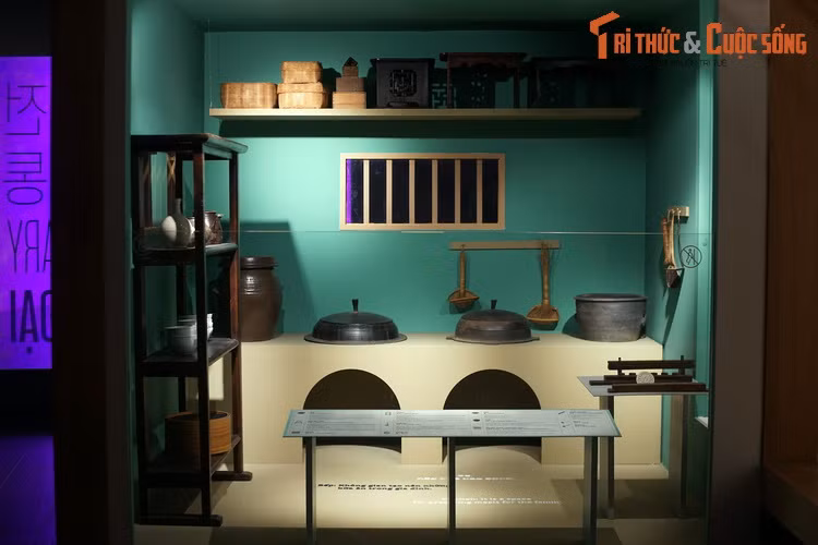 Đây là không gian tạo nên những bữa ăn trong gia đình, với chiếc bếp lò ở vị trí trung tâm.