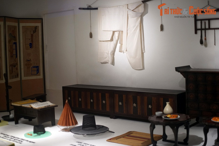 Trong một ngôi nhà hanok, Sarangbang (phòng nam) nằm gần cửa chính, là không gian dành cho người chủ gia đình nghỉ ngơi, tiếp khách và dạy dỗ con cái.