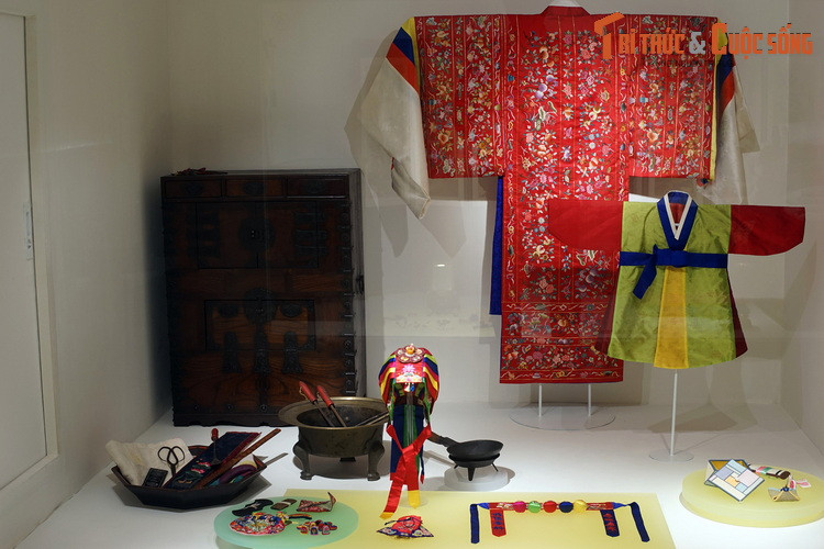 Khu vực may vá, thêu thùa của người phụ nữ. Khu vực này bày bộ áo cưới cô dâu và áo ngũ sắc của bé trai. Góc phòng có tủ đứng hai tầng để bảo quản quần áo.