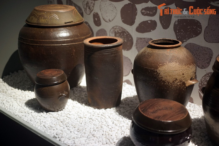 Trong sân nhà bày nhiều loại chum, vại. Chum có thân phình ra, dùng để đựng ngũ cốc hoặc thực phẩm lên men như tương, kim chi, rượu. Vại hình trụ trònm dùng để đựng mắm.