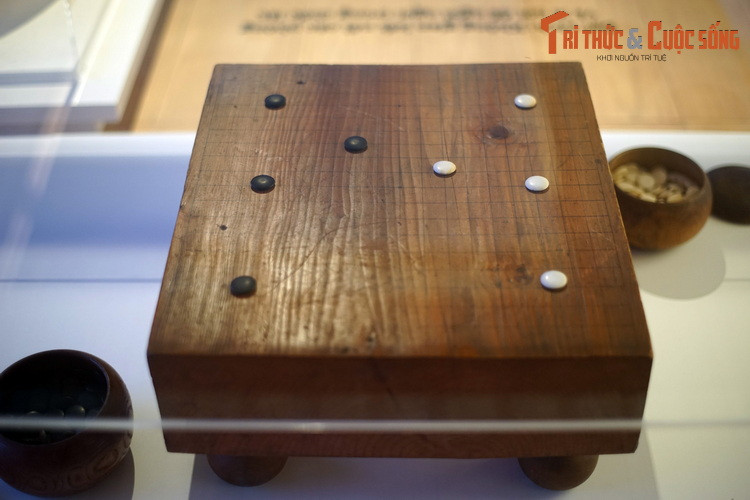 Bàn cờ vây đặt giữa đại sảnh.