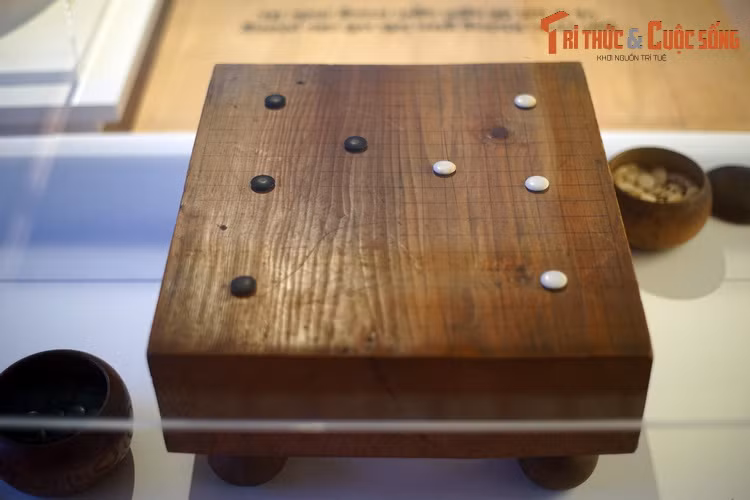 Bàn cờ vây đặt giữa đại sảnh.