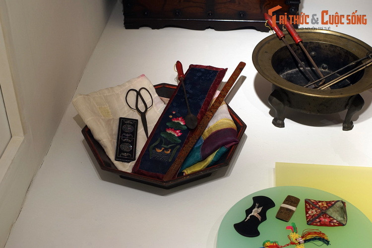 Hộp đựng đồ dùng khi may vá như kim, chỉ, đê tay, kéo, thước...