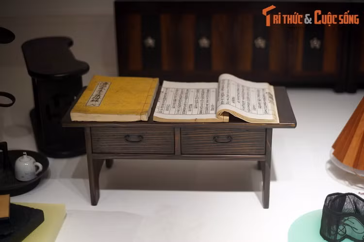 Vật dụng nằm ở vị trí trang trọng nhất của căn phòng này là bàn sách, dùng để đọc sách hoặc viết chữ, thường làm bằng gỗ cây hồng, có ngăn kéo.