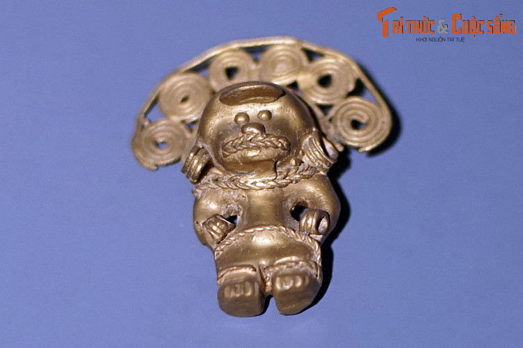 Hình người ngồi với đồ đội đầu lớn, đồ kim hoàn của cư dân bản địa Colombia. Các loài hình đồ kim hoàn Colombia rất phong phú, gồm trang sức đeo cổ, hoa tai, hình người và động vật, mặt nạ tang lễ... Chúng thu hút người Tây Ban Nha đến tìm miền đất hứa vào thế kỷ 16.