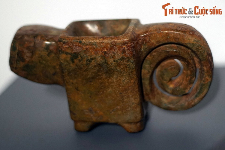 Cối đá hình động vật của văn hóa Chorrera (1.500-500 TCN). Chủ nhân của văn hóa Chorrera sống trên bờ Thái Bình Dương phía Nam Ecuador. Họ trồng ngô, đậu, bầu, làm đồ gốm đa sắc chất lượng cao và có kỹ năng chế tác đồ trang sức, đồ dùng bằng đá điêu luyện.