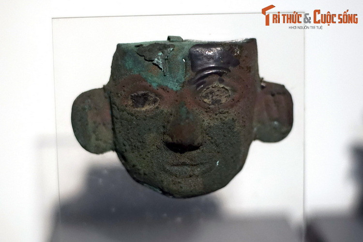 Mặt nạ tang lễ bằng đồng của văn hóa Mochica (100 TCN - 700 SCN). Các thủ lĩnh Mochica được mai táng trong những ngôi mộ lộng lẫy, cùng với đồ gốm hai màu, trang sức bằng vàng, ngọc lam, vỏ sò gai...