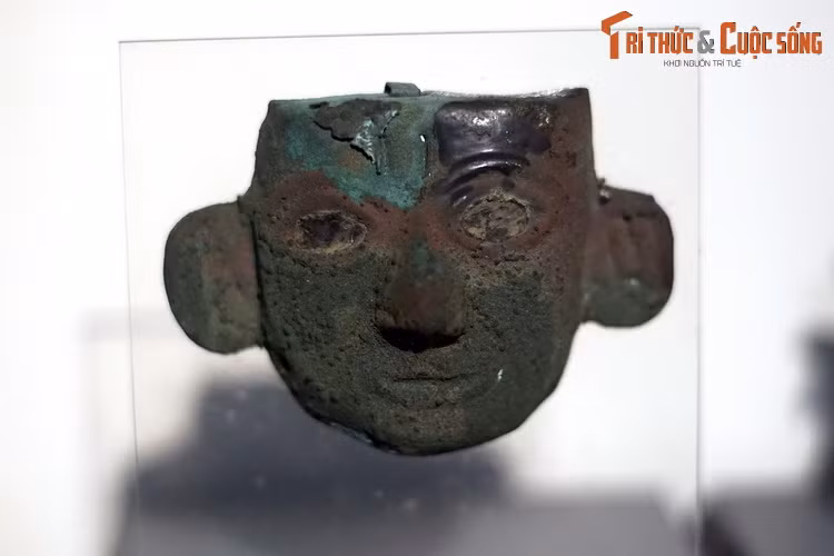 Mặt nạ tang lễ bằng đồng của văn hóa Mochica (100 TCN - 700 SCN). Các thủ lĩnh Mochica được mai táng trong những ngôi mộ lộng lẫy, cùng với đồ gốm hai màu, trang sức bằng vàng, ngọc lam, vỏ sò gai...