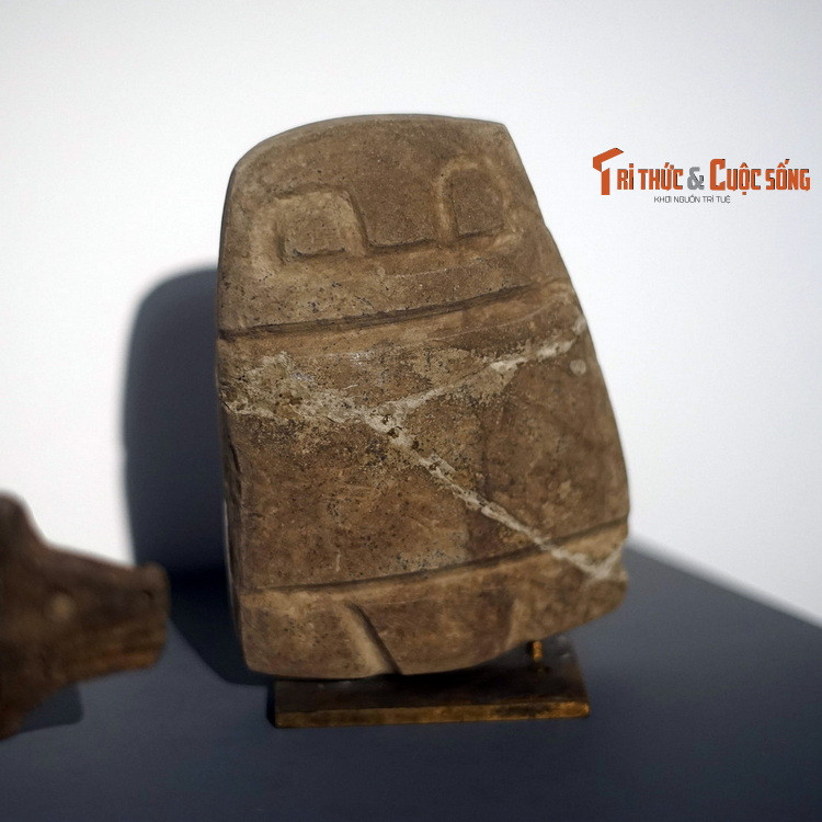 Hình người cách điệu bằng đá của văn hóa Valdivia (3.600-1.450 TCN). Cư dân văn hóa Valdivia vừa trồng trọt, vừa đánh cá ở duyên hải Ecuador. Họ là cư dân Nam Mỹ đầu tiên sản xuất những hình người cách điệu bằng đá hoặc gốm được giới nghiên cứu gọi là "Venus". Các đồ vật này có thể đã được dùng trong nghi lễ.