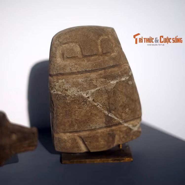 Hình người cách điệu bằng đá của văn hóa Valdivia (3.600-1.450 TCN). Cư dân văn hóa Valdivia vừa trồng trọt, vừa đánh cá ở duyên hải Ecuador. Họ là cư dân Nam Mỹ đầu tiên sản xuất những hình người cách điệu bằng đá hoặc gốm được giới nghiên cứu gọi là "Venus". Các đồ vật này có thể đã được dùng trong nghi lễ.