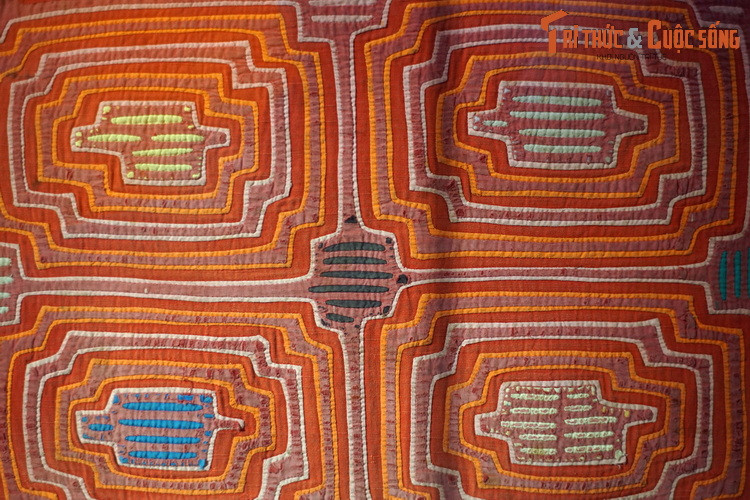 Mola - tấm trang trí áo nữ bằng vải sợ bông của người Kuna ở quần đảo San Blas, Panama. Họa tiết mola được tạo theo kỹ thuật đáp vải ngược, với nhiều lớp vài màu khâu chồng lên nhau tạo nên hoa văn trừu tượng hoặc tả thực (hoa, động vật, đời sống...).