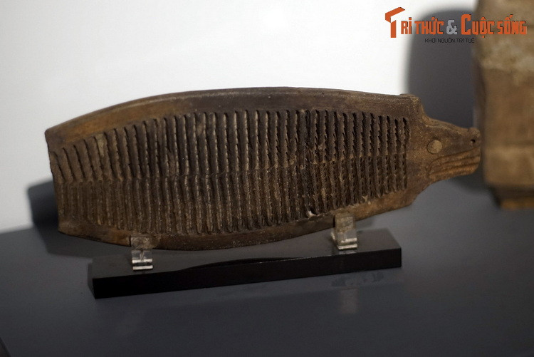 Bàn nạo hình cá bằng gốm của văn hóa Tumaco - La Tolita (500 TCN - 300 SCN). Cư dân của nền văn hóa này vừa đánh cá vừa trồng trọt bên bờ Thái Bình Dương vùng Nam Colombia và Bắc Ecuador. Họ sản xuất nhiều đồ gốm hình người, đồng thời là những thợ kim hoàn tài năng, là cư dân dầu tiên trên thế giới dùng bạch kinh để chế tác.