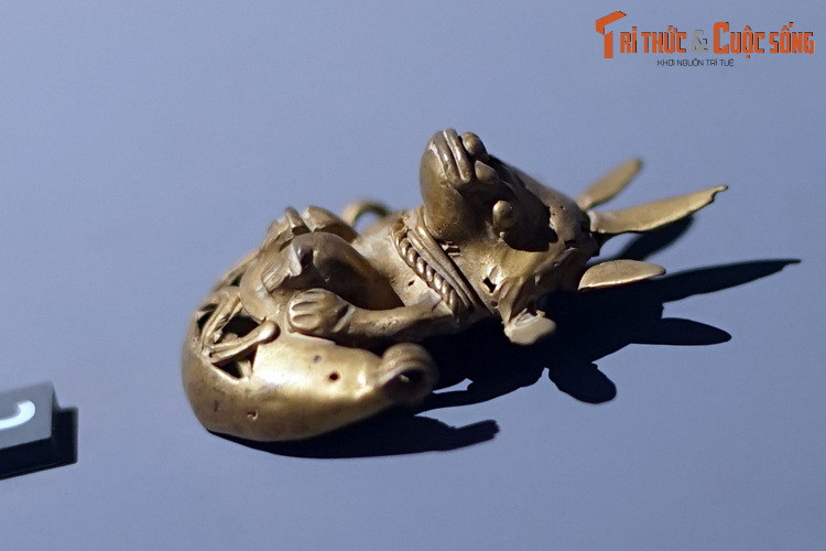 Hình người ngồi, đồ kim hoàn của cư dân bản địa Colombia. Tumbaga - hợp kim vàng - đồng được sử dụng phổ biến. Kim loại được đổ vào chén nhỏ để nung chảy trong lò đơn giản, sau đó được dát thành lá mỏng để chế tác đồ vật theo các kỹ thuật khác nhau: Dập nổi, hàn, gò, đúc bằng khuôn sáp...