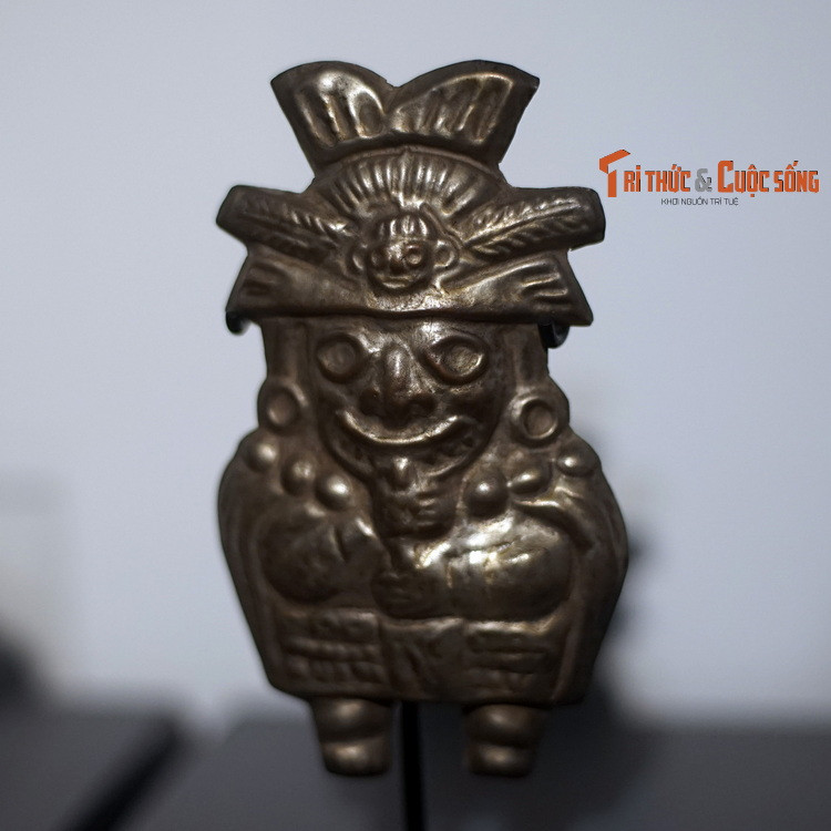 Hình người thổi sáo bằng bạc dập nổi của văn hóa Chimu (1100-1463). Người Chimu sống trên bờ Bắc Peru. Họ là những thợ kim hoàn tuyệt vời và là chủ nhân của loại đồ gốm đen làm bằng khuôn.