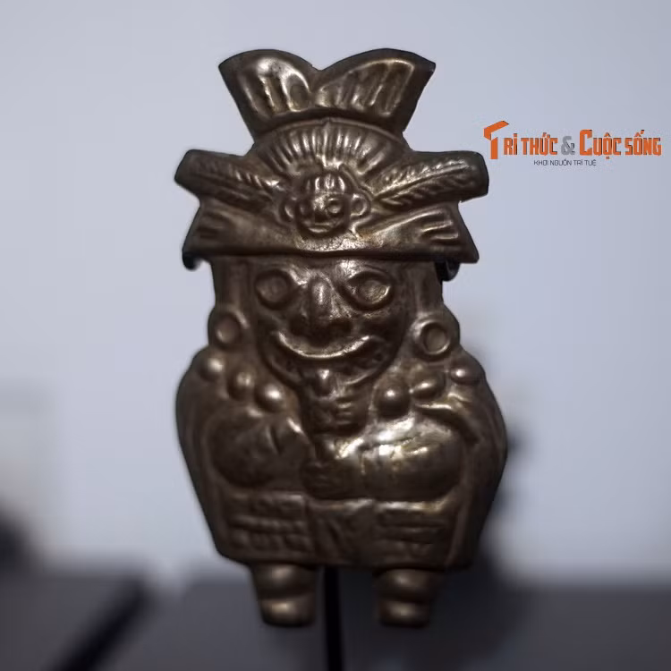 Hình người thổi sáo bằng bạc dập nổi của văn hóa Chimu (1100-1463). Người Chimu sống trên bờ Bắc Peru. Họ là những thợ kim hoàn tuyệt vời và là chủ nhân của loại đồ gốm đen làm bằng khuôn.