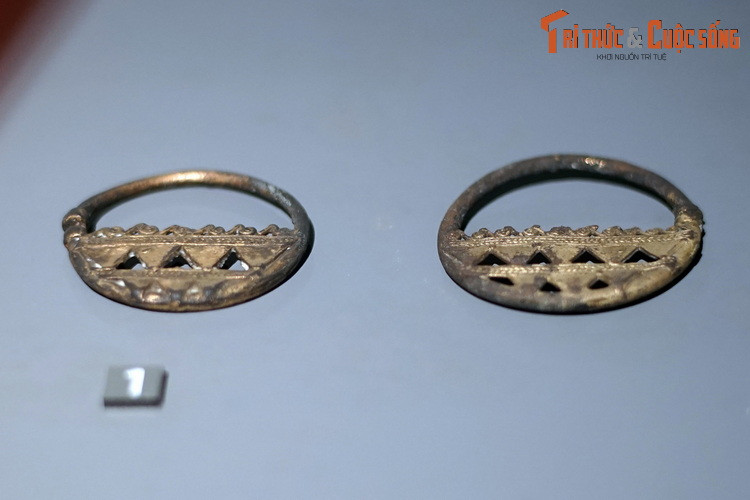 Hoa tai, đồ kim hoàn của cư dân bản địa Colombia. Vàng, bạc, bạch kim, đồng, thiếc rất phong phú ở Nam Mỹ. Nghề kim hoàn ra đời ở Peru từ thiên kiên kỷ 2 TCN, sau đó phát triển sang Ecuador và Colombia.