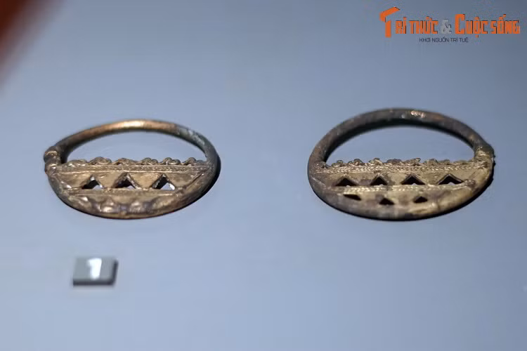 Hoa tai, đồ kim hoàn của cư dân bản địa Colombia. Vàng, bạc, bạch kim, đồng, thiếc rất phong phú ở Nam Mỹ. Nghề kim hoàn ra đời ở Peru từ thiên kiên kỷ 2 TCN, sau đó phát triển sang Ecuador và Colombia.