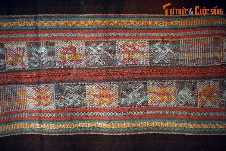 Tấm manta làm từ vải sợi len, hoạt tiết dệt, dùng làm tấm choàng, địu trẻ em và vận chuyển đồ vật của người Aymara ở Tarabuco, Bolivia. Peru và Bolivia là hai vùng đất ở truyền thống dệt rất lâu đời. Công việc này chủ yếu do phụ nữ đảm nhiệm.