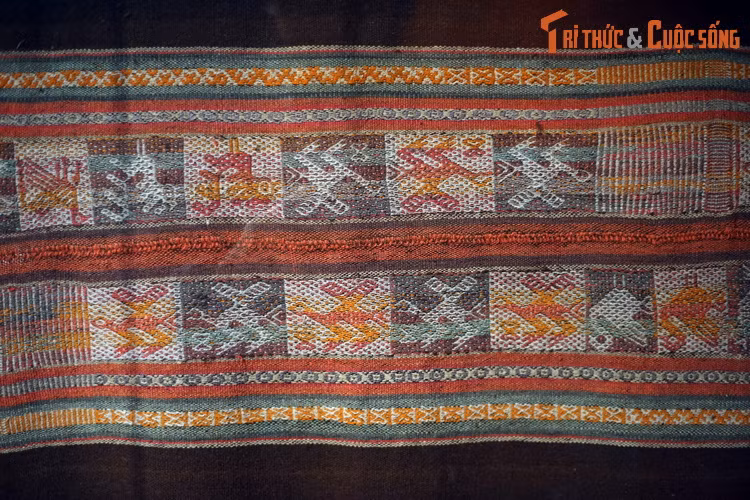 Tấm manta làm từ vải sợi len, hoạt tiết dệt, dùng làm tấm choàng, địu trẻ em và vận chuyển đồ vật của người Aymara ở Tarabuco, Bolivia. Peru và Bolivia là hai vùng đất ở truyền thống dệt rất lâu đời. Công việc này chủ yếu do phụ nữ đảm nhiệm.