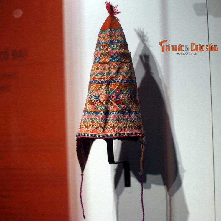 Mũ trẻ em bằng len đan tay của người Mapuche ở Chile. Trước đây màu nhuộm của cộng đồng bản địa châu Mỹ được làm từ thực vật, hoàng vật, ngày nay chủ yếu là màu công nghiệp. Hoa văn đề tài động vật, thực vật rất phổ biến, có sự khác nhau tùy khu vực.