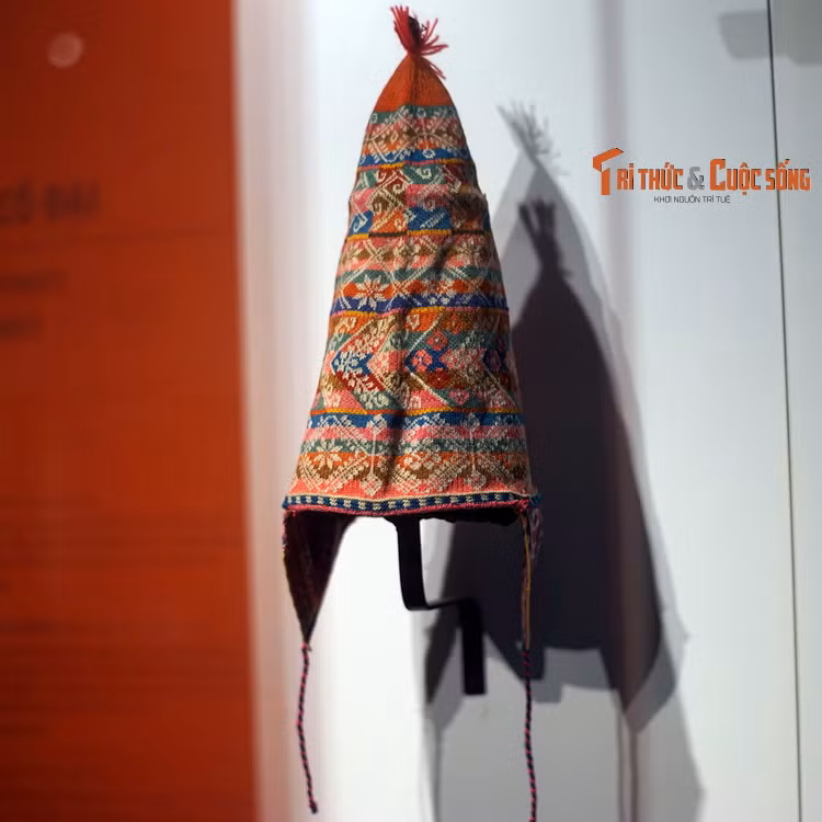 Mũ trẻ em bằng len đan tay của người Mapuche ở Chile. Trước đây màu nhuộm của cộng đồng bản địa châu Mỹ được làm từ thực vật, hoàng vật, ngày nay chủ yếu là màu công nghiệp. Hoa văn đề tài động vật, thực vật rất phổ biến, có sự khác nhau tùy khu vực.