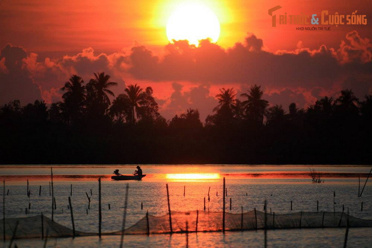 Bình minh trên đầm Thị Tường, huyện Cái Nước, tỉnh Cà Mau.