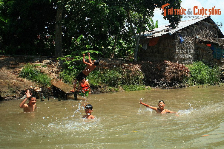 Trẻ em ở làng cổ Đông Hòa Hiệp (huyện Cái Bè, tỉnh Tiền Giang) chơi đùa dưới kênh rạch.
