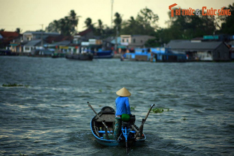 Người phụ nữ chạy đò ở khu vực bến Ninh Kiều, sông Cần Thơ, thành phố Cần Thơ.