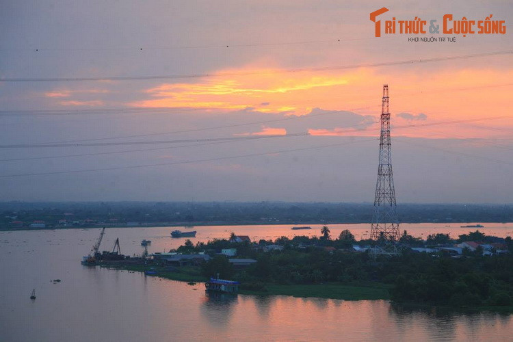 Sông Tiền nhìn từ cầu Mỹ Thuận, nơi giáp ranh giữa hai tỉnh Tiền Giang và Vĩnh Long.