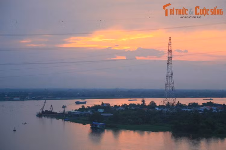 Sông Tiền nhìn từ cầu Mỹ Thuận, nơi giáp ranh giữa hai tỉnh Tiền Giang và Vĩnh Long.