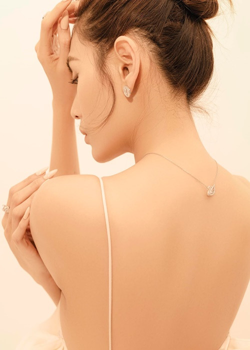 Được gia đình hai bên ủng hộ chuyện tình cảm, Võ Hoàng Yến và bạn trai dự định tổ chức đám cưới vào tháng 7/2020. Thế nhưng, vì COVID-19, cặp đôi phải rời hôn lễ.