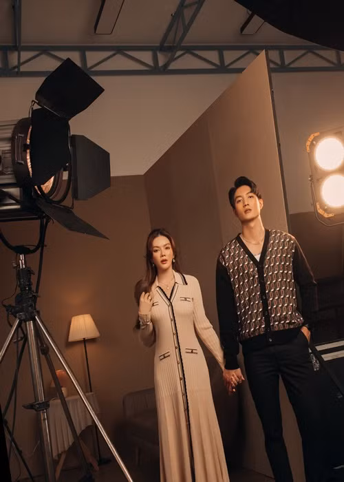 Dù chênh lệch tuổi tác và lần đầu làm việc chung, song Lý Nhã Kỳ - Khoai Vũ thể hiện được sự ăn ý.