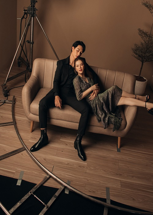 Lợi thế của Lý Nhã Kỳ là gương mặt và ánh mắt khiến bạn diễn bị hấp dẫn bởi sự thu hút này.