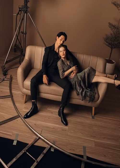 Lợi thế của Lý Nhã Kỳ là gương mặt và ánh mắt khiến bạn diễn bị hấp dẫn bởi sự thu hút này.