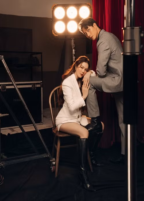 Trong nhiều khoảnh khắc, cặp đôi nắm tay tình tứ, diện đồ đôi, ôm ấp thân mật.