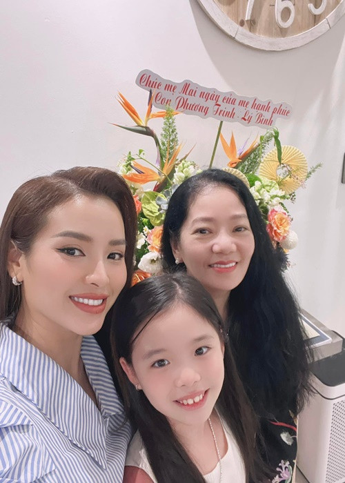Phương Trinh Jolie chia sẻ: “Yêu 3 người mẹ của vợ chồng con”.